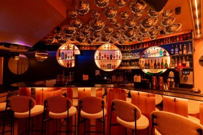 Plan d’aménagement intérieur montrant la disposition des espaces, incluant bar, salle principale et zone chill.