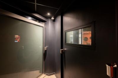 Plan d’aménagement intérieur montrant la disposition des espaces, incluant bar, salle principale et zone chill.