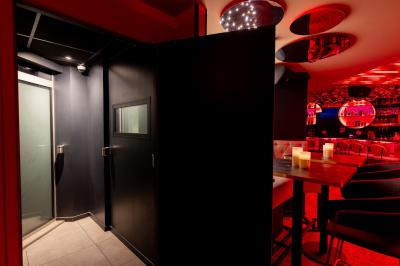 Plan d’aménagement intérieur montrant la disposition des espaces, incluant bar, salle principale et zone chill.