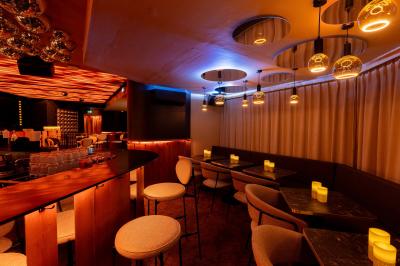 Plan d’aménagement intérieur montrant la disposition des espaces, incluant bar, salle principale et zone chill.