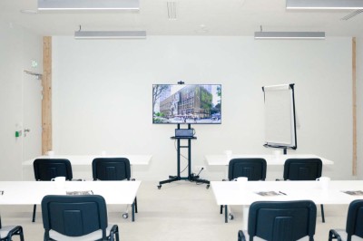 Façade d'un immeuble moderne en bois et verre avec des fenêtres alignées, situé dans un environnement urbain.