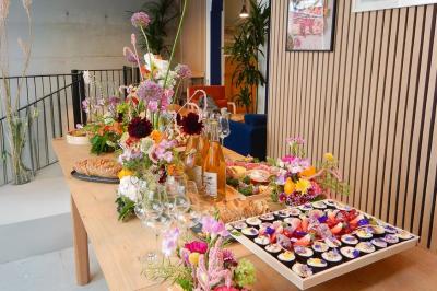 Façade d'un restaurant avec une vitrine éclairée, une porte centrale et des affiches de plats sur la droite.