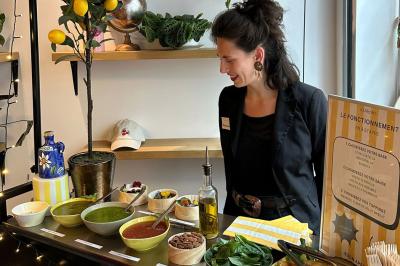 Façade d'un restaurant avec une vitrine éclairée, une porte centrale et des affiches de plats sur la droite.