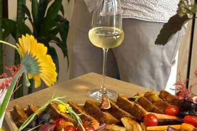 Façade d'un restaurant avec une vitrine éclairée, une porte centrale et des affiches de plats sur la droite.