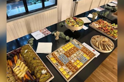 Façade d'un restaurant avec une vitrine éclairée, une porte centrale et des affiches de plats sur la droite.