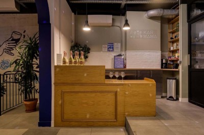 Façade d'un restaurant avec une vitrine éclairée, une porte centrale et des affiches de plats sur la droite.