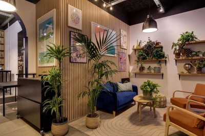 Façade d'un restaurant avec une vitrine éclairée, une porte centrale et des affiches de plats sur la droite.