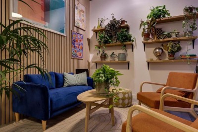 Façade d'un restaurant avec une vitrine éclairée, une porte centrale et des affiches de plats sur la droite.