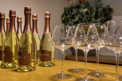 Façade d'un restaurant avec une vitrine éclairée, une porte centrale et des affiches de plats sur la droite.