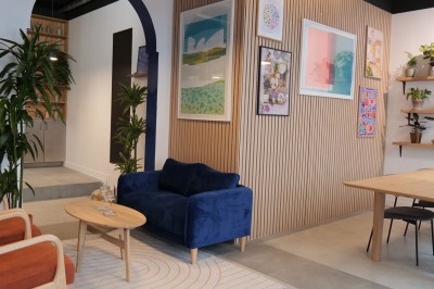 Façade d'un restaurant avec une vitrine éclairée, une porte centrale et des affiches de plats sur la droite.