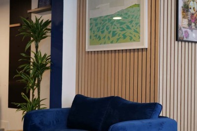 Façade d'un restaurant avec une vitrine éclairée, une porte centrale et des affiches de plats sur la droite.