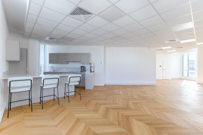 Miniature Location salle Chessy (Seine-et-Marne) - Rooftop Chessy #7 Vue d'un ensemble de bâtiments modernes en architecture classique, avec terrasses et une place piétonne en contrebas.