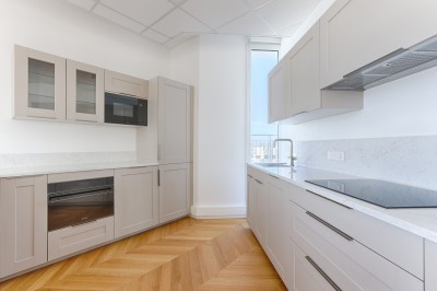 Miniature Location salle Chessy (Seine-et-Marne) - Rooftop Chessy #10 Vue d'un ensemble de bâtiments modernes en architecture classique, avec terrasses et une place piétonne en contrebas.