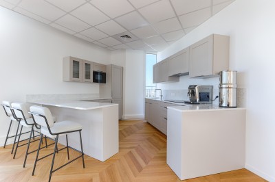 Miniature Location salle Chessy (Seine-et-Marne) - Rooftop Chessy #11 Vue d'un ensemble de bâtiments modernes en architecture classique, avec terrasses et une place piétonne en contrebas.