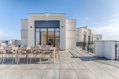 Miniature Location salle Chessy (Seine-et-Marne) - Rooftop Chessy #17 Vue d'un ensemble de bâtiments modernes en architecture classique, avec terrasses et une place piétonne en contrebas.