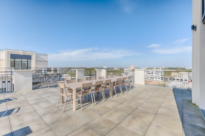 Miniature Location salle Chessy (Seine-et-Marne) - Rooftop Chessy #18 Vue d'un ensemble de bâtiments modernes en architecture classique, avec terrasses et une place piétonne en contrebas.