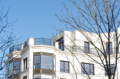 Miniature Location salle Chessy (Seine-et-Marne) - Rooftop Chessy #20 Vue d'un ensemble de bâtiments modernes en architecture classique, avec terrasses et une place piétonne en contrebas.
