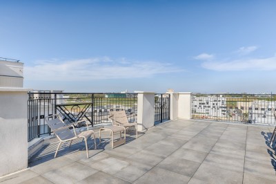 Miniature Location salle Chessy (Seine-et-Marne) - Rooftop Chessy #22 Vue d'un ensemble de bâtiments modernes en architecture classique, avec terrasses et une place piétonne en contrebas.