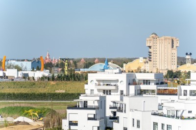 Miniature Location salle Chessy (Seine-et-Marne) - Rooftop Chessy #23 Vue d'un ensemble de bâtiments modernes en architecture classique, avec terrasses et une place piétonne en contrebas.