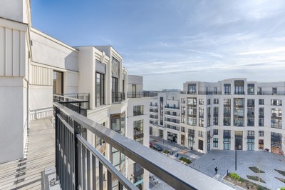 Miniature Location salle Chessy (Seine-et-Marne) - Rooftop Chessy #25 Vue d'un ensemble de bâtiments modernes en architecture classique, avec terrasses et une place piétonne en contrebas.