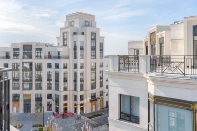 Miniature Location salle Chessy (Seine-et-Marne) - Rooftop Chessy #26 Vue d'un ensemble de bâtiments modernes en architecture classique, avec terrasses et une place piétonne en contrebas.