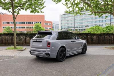 Vue intérieure d'une voiture haut de gamme avec tableau de bord moderne, écran central et toit panoramique.