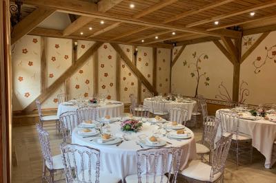 Champ ensoleillé bordé d'arbres, avec des rayons de soleil traversant le feuillage au premier plan.