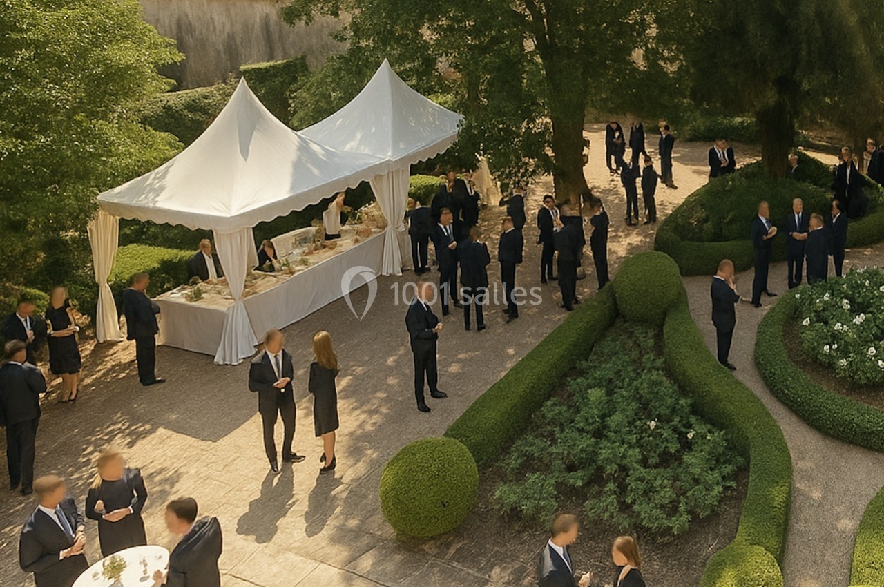 Des personnes en tenue formelle discutent et se restaurent dans un jardin avec des tentes blanches et des haies taillées.