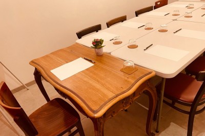 Salle lumineuse avec des tapis de yoga violets alignés sur un sol en bois, un piano et des décorations en arrière-plan.