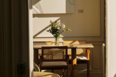 Salle de réunion lumineuse avec table en bois, quatre chaises, un tableau de présentation et une fenêtre donnant sur des…