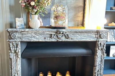 Salle de réunion lumineuse avec table en bois, quatre chaises, un tableau de présentation et une fenêtre donnant sur des…