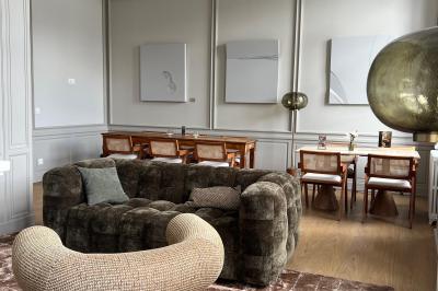 Salle de réunion lumineuse avec table en bois, quatre chaises, un tableau de présentation et une fenêtre donnant sur des…