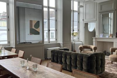 Salle de réunion lumineuse avec table en bois, quatre chaises, un tableau de présentation et une fenêtre donnant sur des…