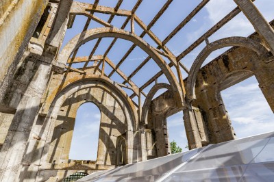 Miniature Location salle Montauban (Tarn-et-Garonne) - Eglise Inachevée #4 Structure en ruines avec des arcs en pierre et un clocher visible sous un ciel bleu.