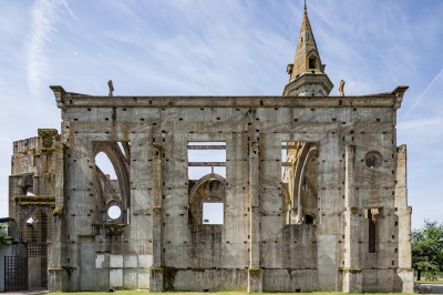 Miniature Location salle Montauban (Tarn-et-Garonne) - Eglise Inachevée #5 Structure en ruines avec des arcs en pierre et un clocher visible sous un ciel bleu.