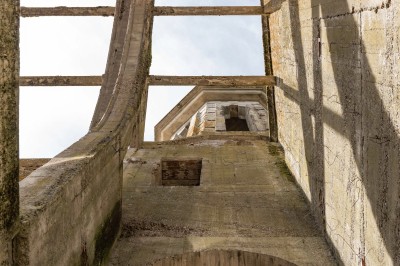 Miniature Location salle Montauban (Tarn-et-Garonne) - Eglise Inachevée #13 Structure en ruines avec des arcs en pierre et un clocher visible sous un ciel bleu.