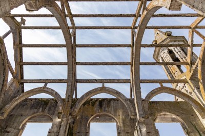 Miniature Location salle Montauban (Tarn-et-Garonne) - Eglise Inachevée #14 Structure en ruines avec des arcs en pierre et un clocher visible sous un ciel bleu.