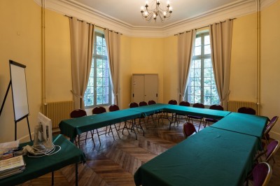 Miniature Salon Claire Morane Trois tables hautes recouvertes de housses noires et blanches dans une pièce au parquet en chevrons et murs clairs.