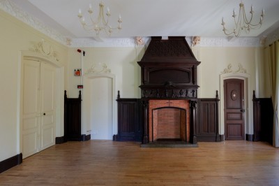 Miniature Salon La Comtesse Sarah Trois tables hautes recouvertes de housses noires et blanches dans une pièce au parquet en chevrons et murs clairs.