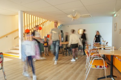 Miniature Événement privé Cuisine compacte sous un escalier en bois, équipée d'un four, d'un lave-vaisselle, d'un réfrigérateur et d'un plan de…