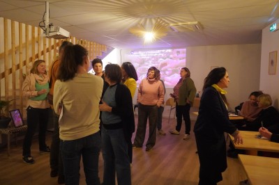 Miniature Soirée d'entreprise Cuisine compacte sous un escalier en bois, équipée d'un four, d'un lave-vaisselle, d'un réfrigérateur et d'un plan de…