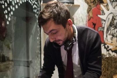 Terrasse couverte avec piste de danse, tables hautes, décoration lumineuse et équipement de DJ au premier plan.