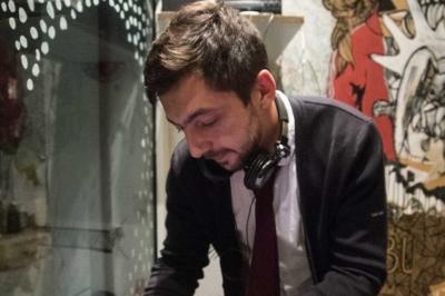 Terrasse couverte avec piste de danse, tables hautes, décoration lumineuse et équipement de DJ au premier plan.