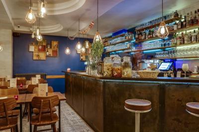 Deux choux farcis servis dans une assiette blanche avec une sauce brune, sur une table en bois.