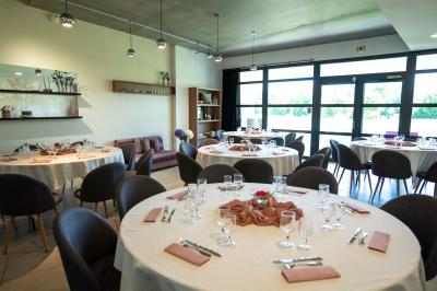 Deux chaises longues en métal avec serviettes roulées dans un espace spa, près d'un sauna en bois.