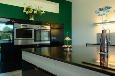 Deux chaises longues en métal avec serviettes roulées dans un espace spa, près d'un sauna en bois.