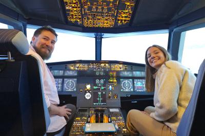 Présentoir de cupcakes variés sur des socles blancs, dans un espace décoré sur le thème de l'aviation.