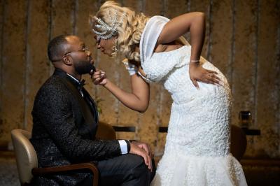 Intérieur d'un véhicule luxueux avec sièges en cuir rouge, éclairage étoilé et écran affichant une vidéo.