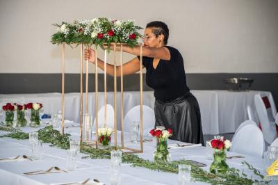 Intérieur d'un véhicule luxueux avec sièges en cuir rouge, éclairage étoilé et écran affichant une vidéo.