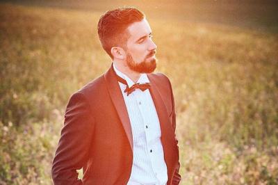 Intérieur d'un véhicule luxueux avec sièges en cuir rouge, éclairage étoilé et écran affichant une vidéo.